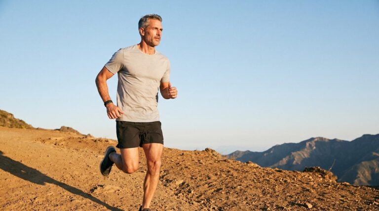 Hume Health im Herbst: Kaufguide zu Body Check 2 und Band 2.0 Person trägt ein Hume Band beim Laufen in einer Berglandschaft