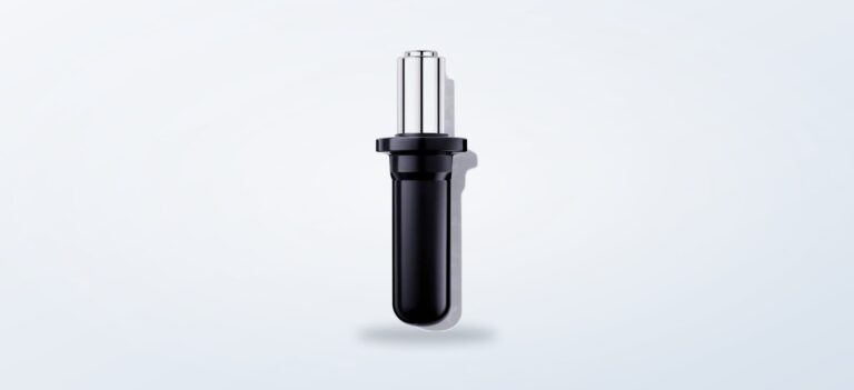 Butelka serum Génifique Ultimate na jasnym tle
