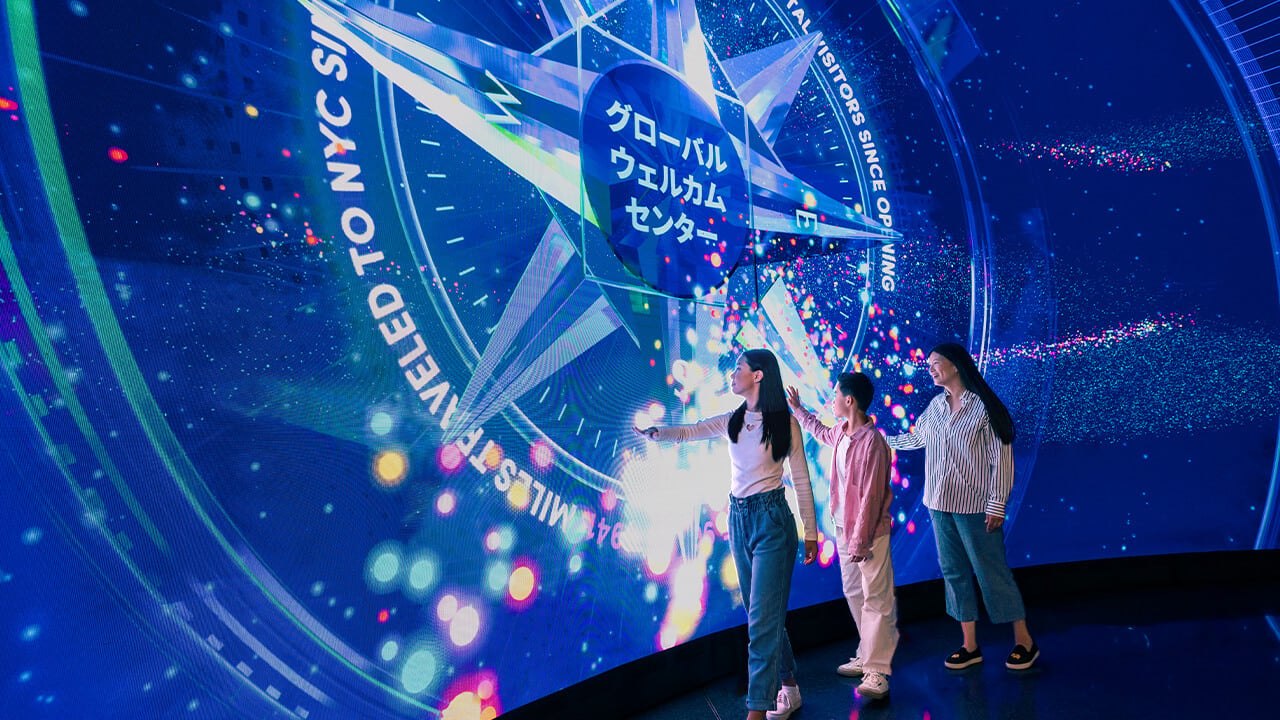 Visitantes exploram a instalação digital Horizon Grid no Global Welcome Center