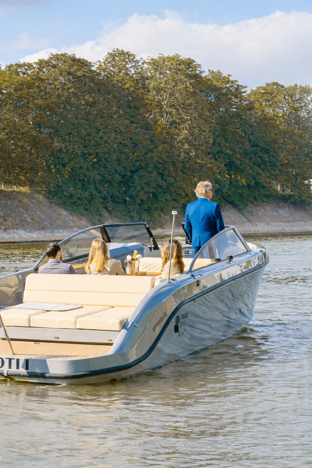 Bateau de mini-croisière privée sur la Seine