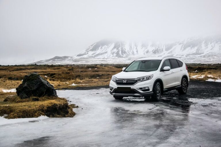 Winterreifen bei ReifenDirekt: Österreich-Guide zu Saison, Größe und Modellen Car on a road in a winter landscape